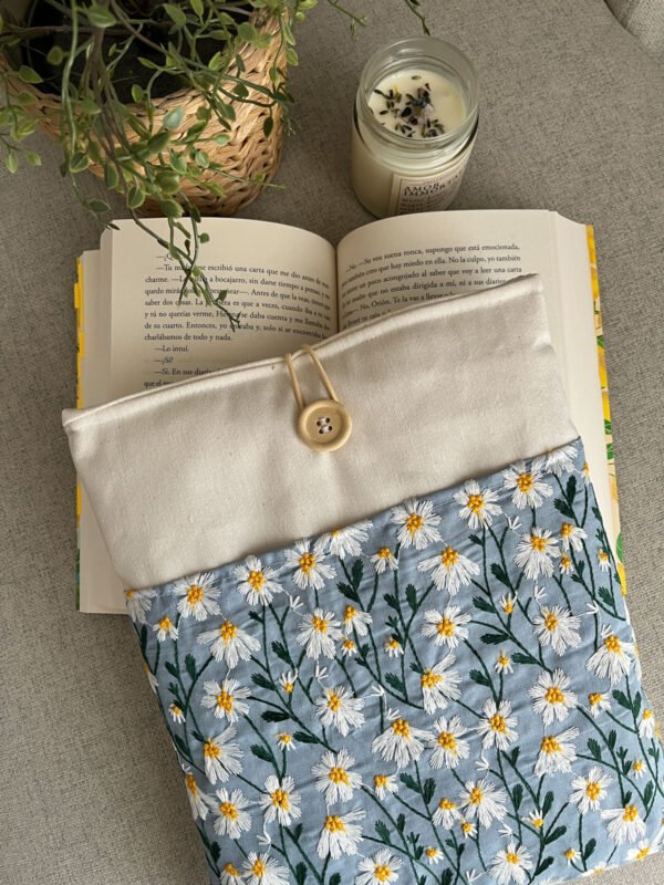 Funda con Bolsillo Margaritas en fondo azul - Imagen 4